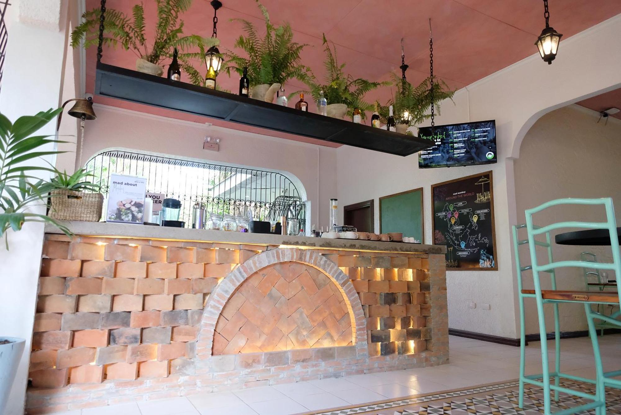 Mad Monkey Dumaguete Hostel Dumaguete City Exterior photo